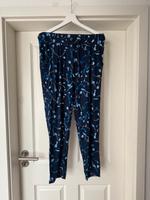 Dunkelblaue Hose mit floralem Muster in Hellblau. Niedersachsen - Oldenburg Vorschau