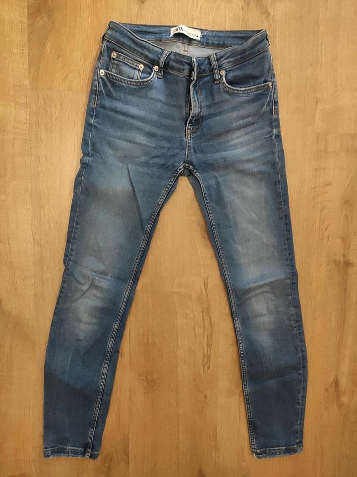 Jeans defekt Zara blau blue 38 36 in Freiburg im Breisgau