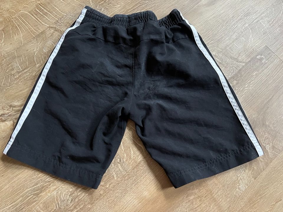 Adidas Sporthose kurze Hose Größe 116 in Bad Bederkesa