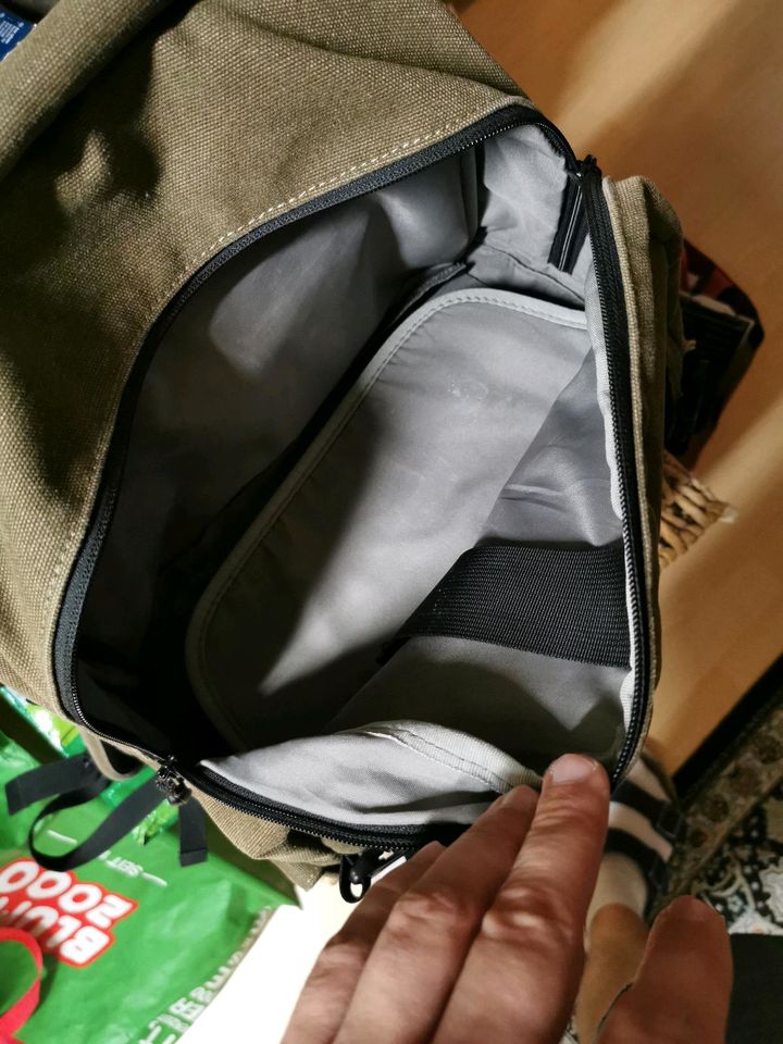 Kamerarucksack olivgrün mit vielen Taschen und Fächern in Dresden