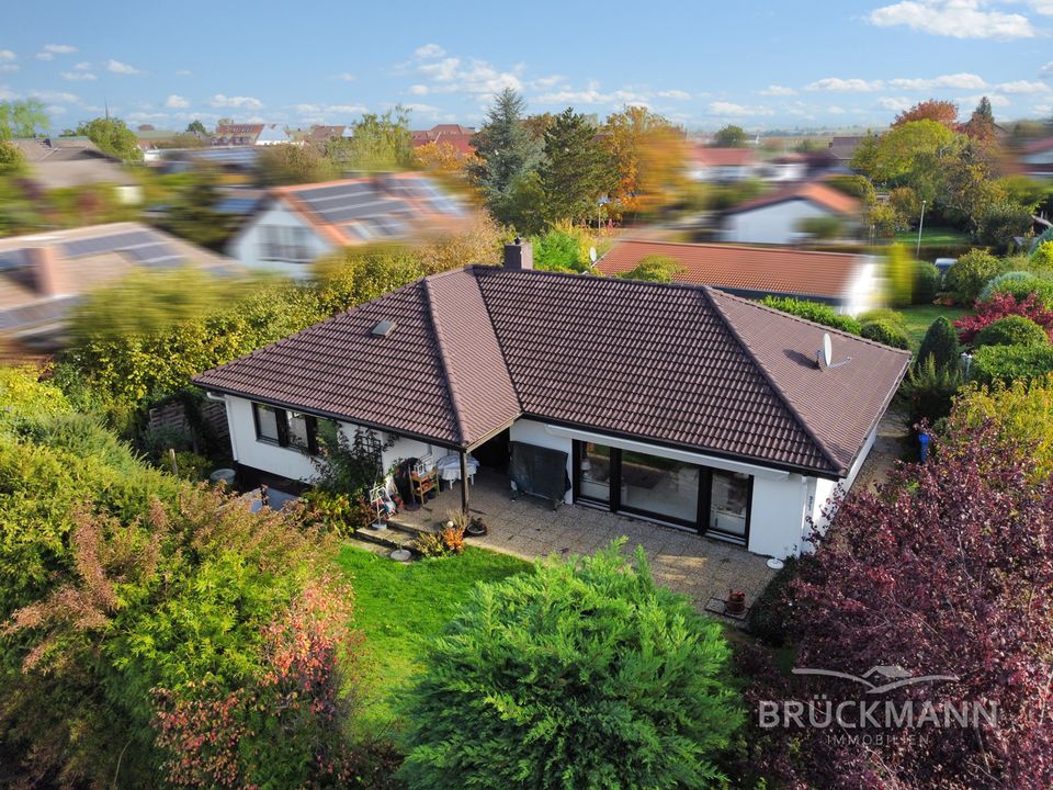 Schöner (uneinsehbarer) Bungalow zum Wohlfühlen mit tollem Grundriss & Garten in Westausrichtung! in Weisenheim am Berg