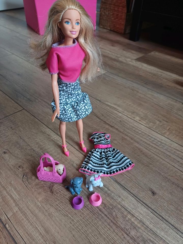 Barbie mit Hunden und Ersatzkleid in Sankt Augustin