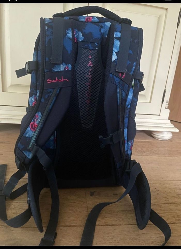 Satch Schulrucksack blau mit Blumenmotiv in Neuenhagen