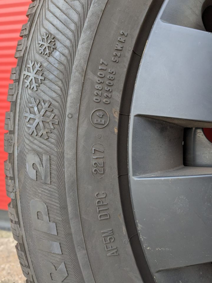 Winterreifen 215/65 R16 Semperit auf Stahlfelge mit Radkappe in Tellingstedt