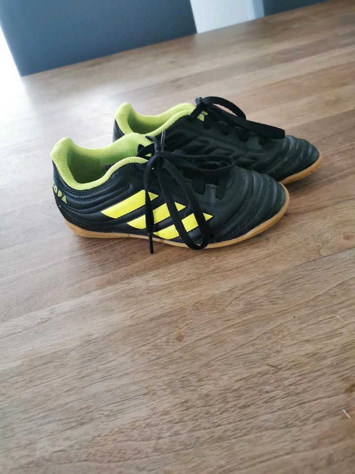 Adidas Hallenschuhe in Achern