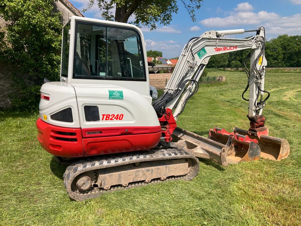 Takeuchi TB 240 mieten Minibagger Bagger Powertilt in Aichach