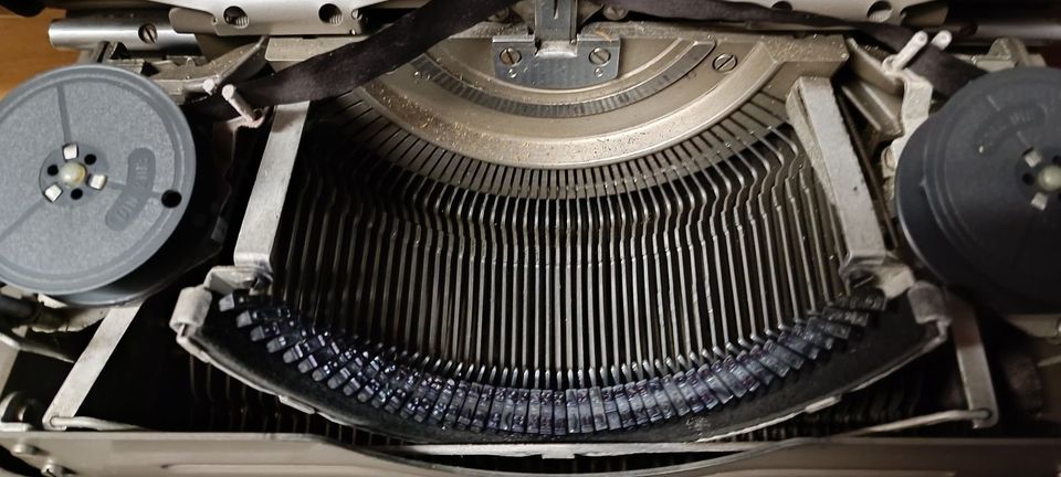 Adler Schreibmaschine sehr alt und schwer 50er Jahre ca. 17 kg in Bad Harzburg
