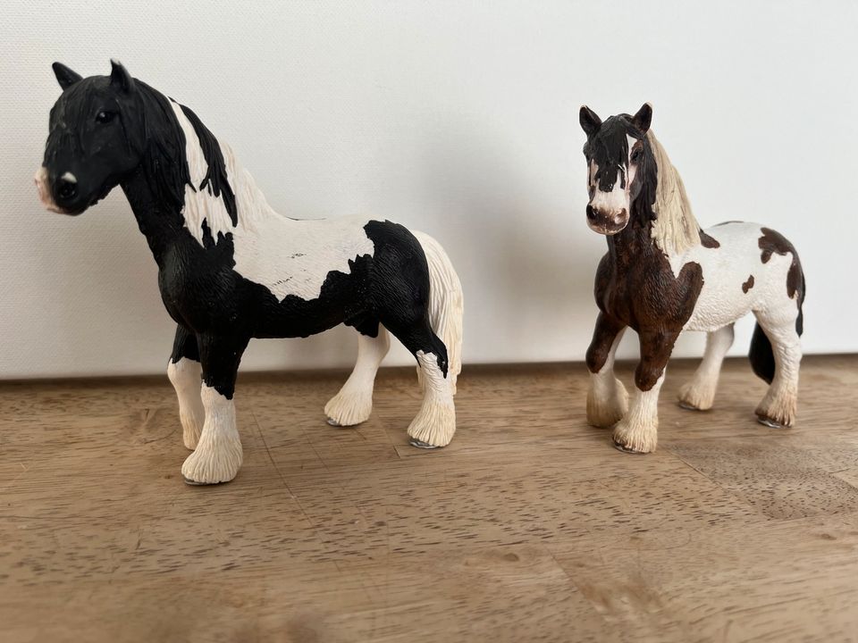 Set bestehend aus zwei Schleich Pferden in Düsseldorf