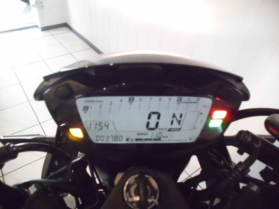 SUZUKI SV650X erst 4200 Kilometer zu verkaufen in Spremberg