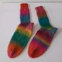 Socken / Handarbeit / neu / Gr. 38/39 / Regenbogen Farben Nordrhein-Westfalen - Alpen Vorschau