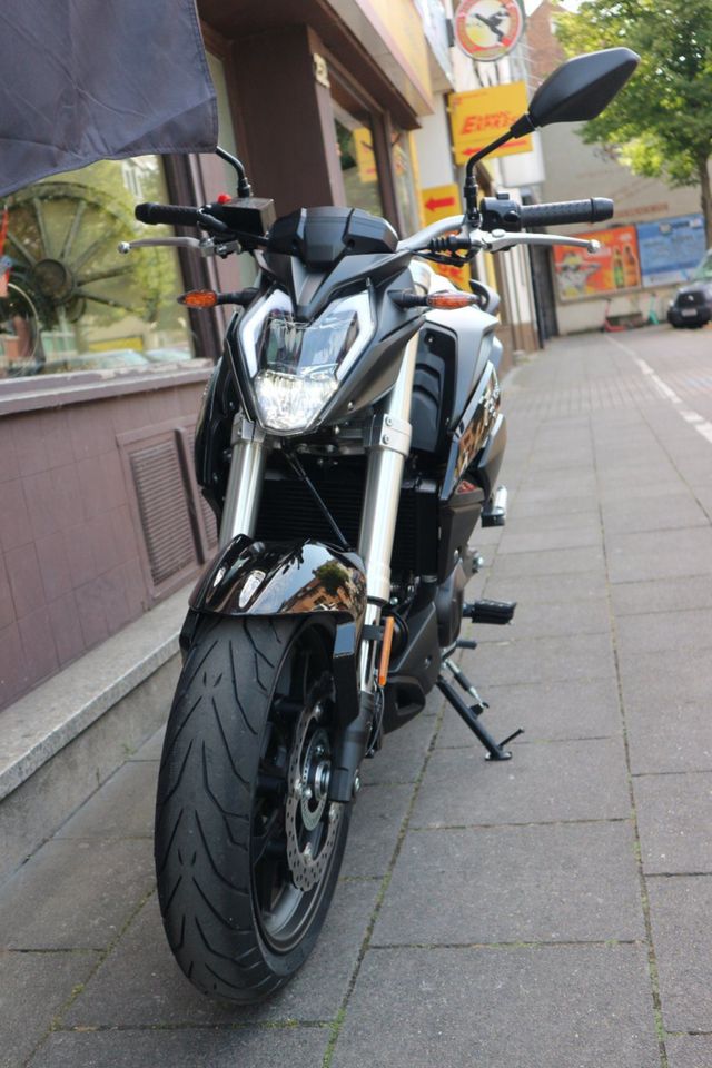 Motorrad  VOGE  500R NAKED  schwarz  47PS 2 Zylinder   NEU in Köln