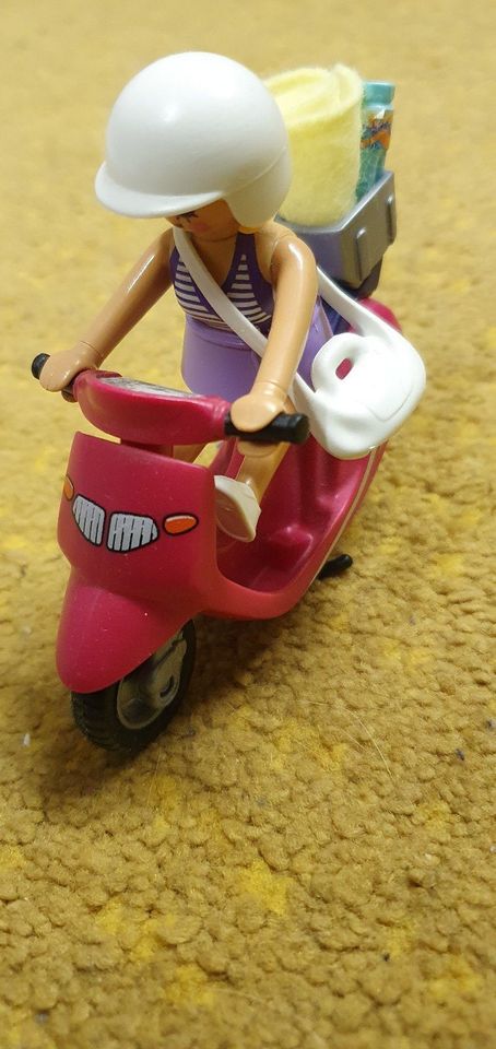 PLAYMOBIL Special Plus 9084 Strand-Girl mit Roller in Hattersheim am Main