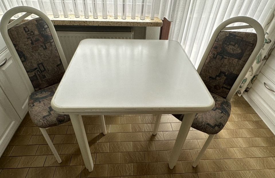Tisch massives Holz, weiß, ausziehbar mit 3 Stühlen in Undenheim