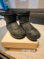 Uggs Gr. 37 mit Schleife, schwarz Hessen - Gießen Vorschau