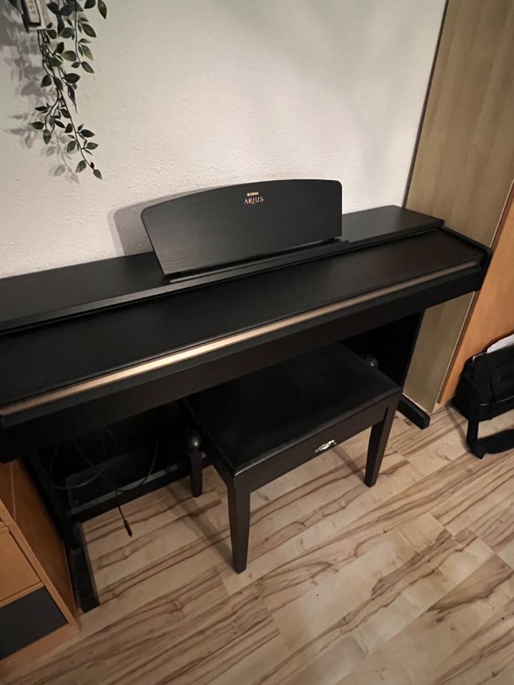 Yamaha Arius YDP-161 Digitalpiano + Klavierhocker in Waldheim