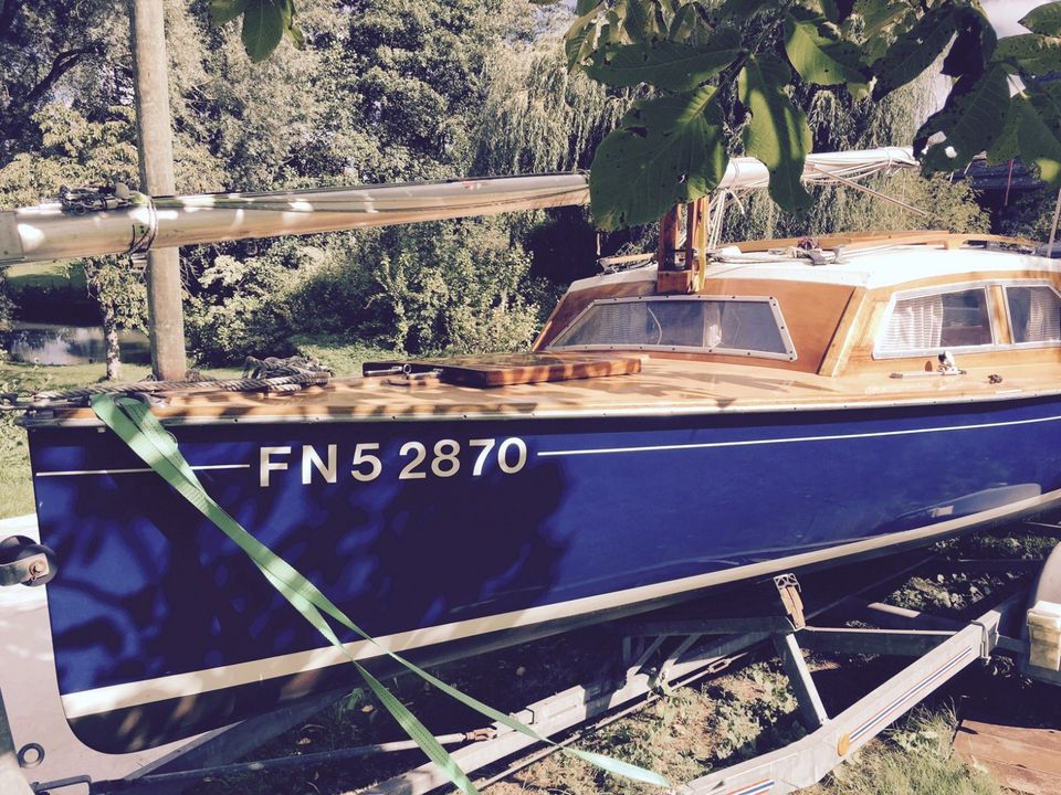 Segelboot hübscher Jollenkreuzer 15er GFK/Holz inkl. Trailer in Lindau