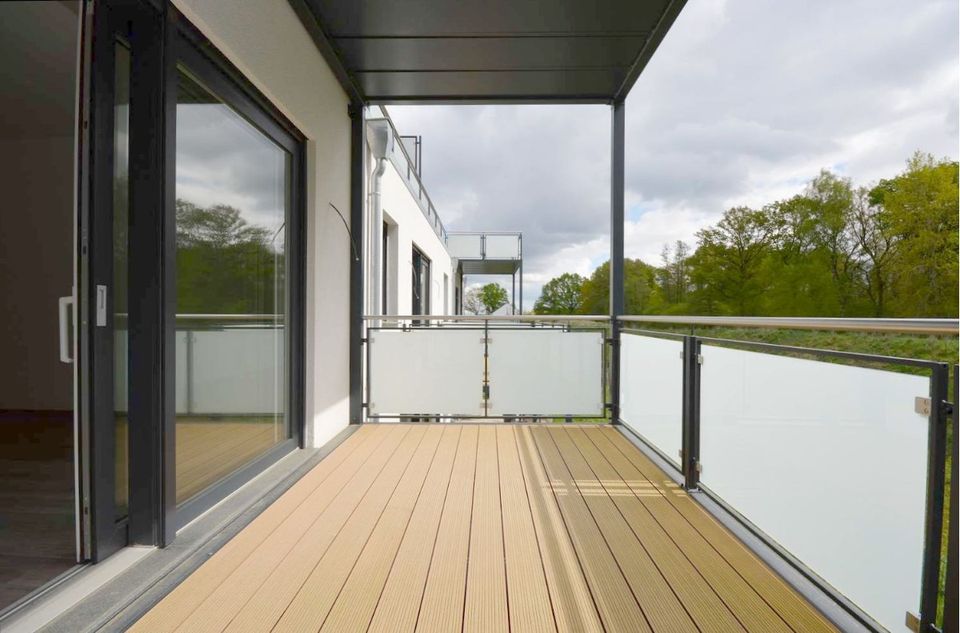 Traumhafte, moderne 3-Zimmer-Wohnung mit Fahrstuhl, großem Balkon + Blick ins Grüne - Erstbezug! in Osloß