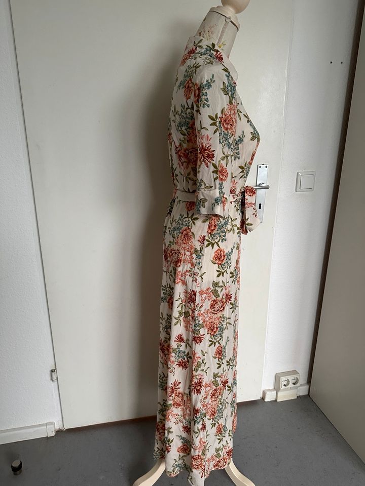 Zara Midi Viskose Blumen Kleid Blusenkleid Creme in Berlin