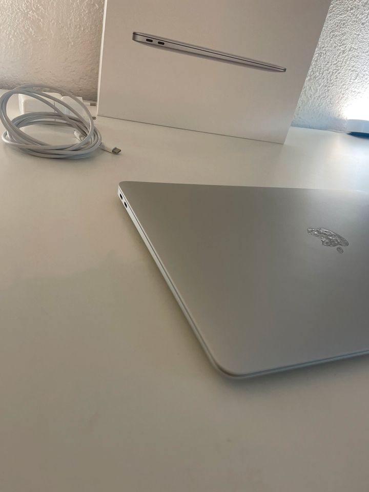 MacBook Air M1 256GB SSD / 8GB Ram (2020) in Hameln