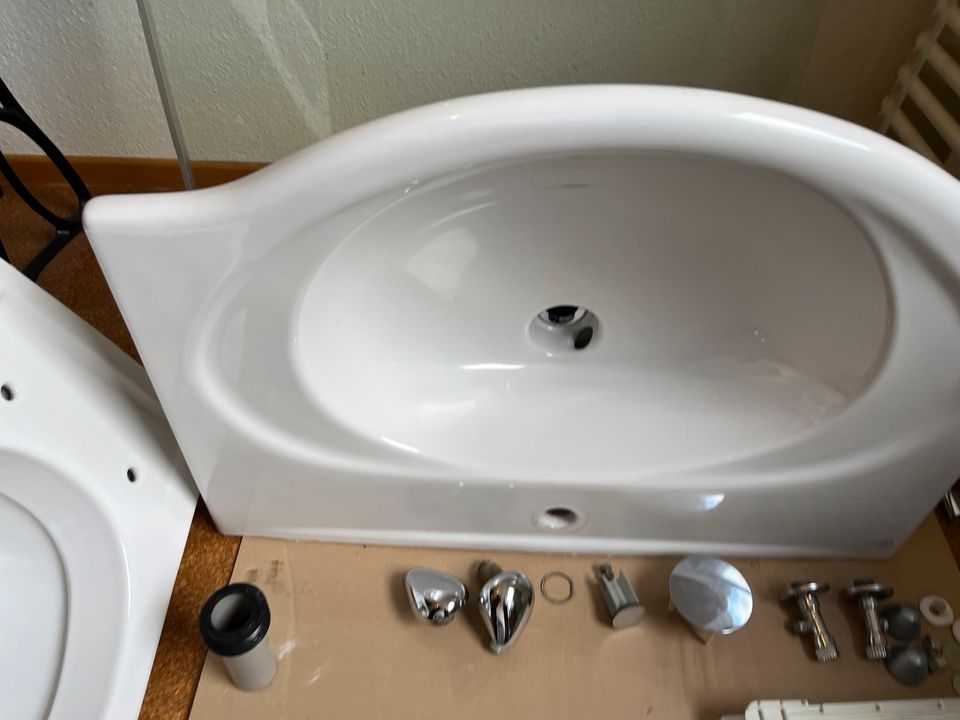 Hochwertige Badezimmerausstattung, Armaturen, Waschbecken… in Kalbach
