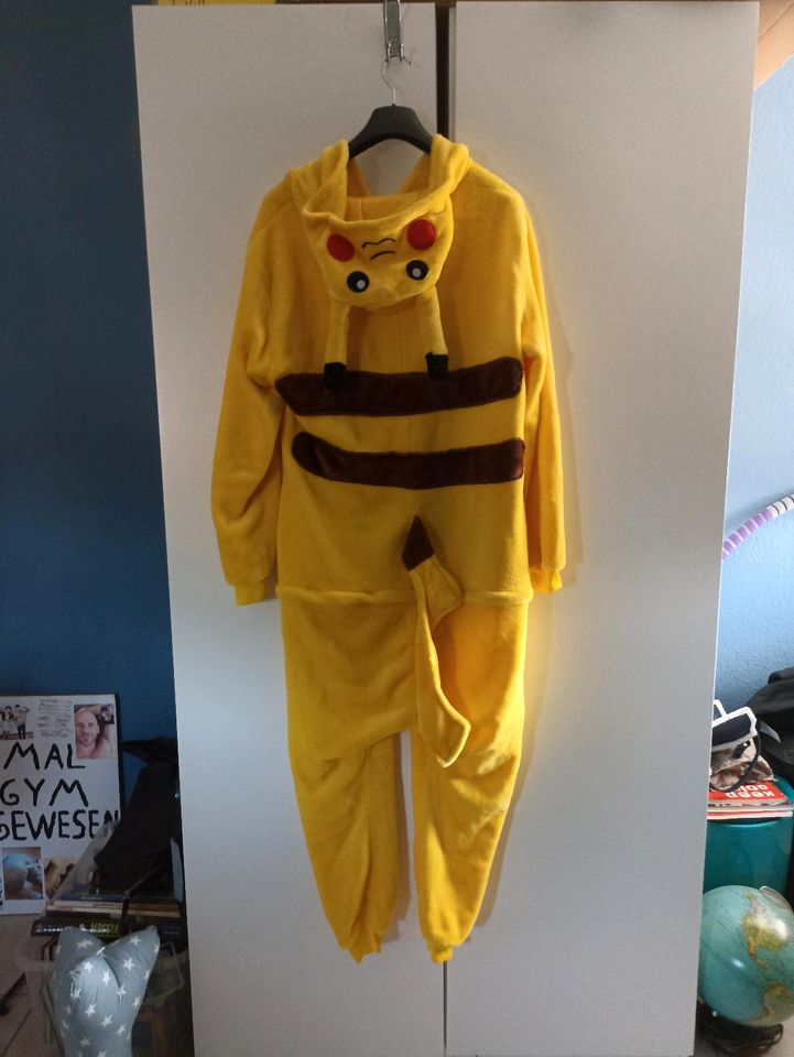 Pikachu Kostüm Gr. M in Löningen