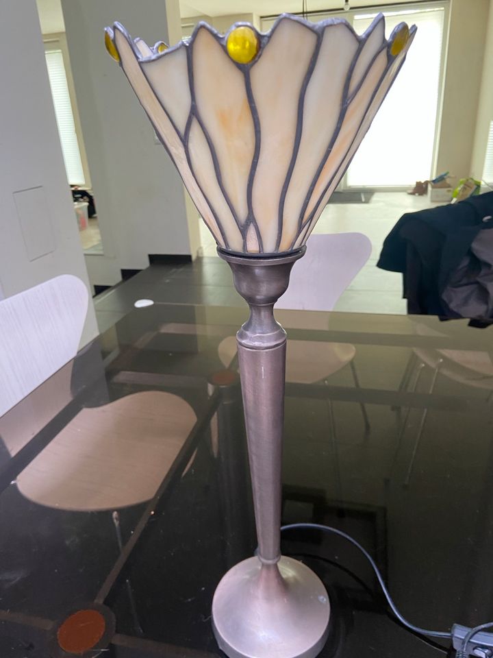 Lampe mit Glasschirm, Höhe 56 cm in Hannover