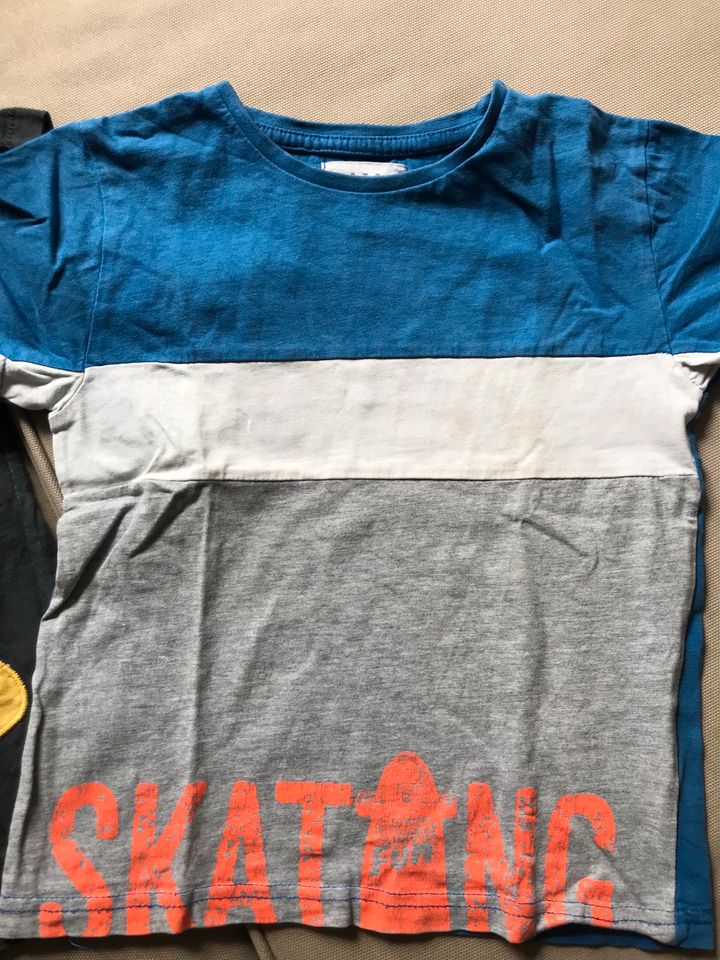 2 Tshirts von Next und Staccato 104/110 in Osnabrück