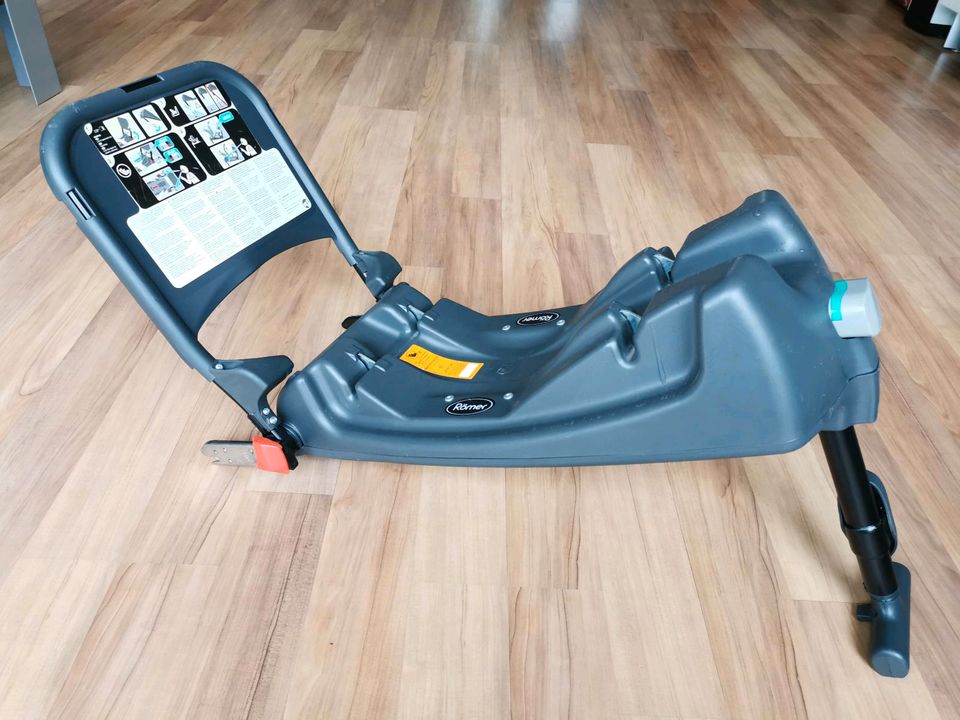 Babyschale mit Isofix Station von Römer, Kindersitz in Köln