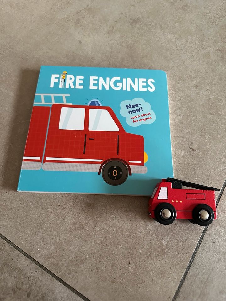 Fire Engines Buch mit Holz Feuerwehr in Nettetal