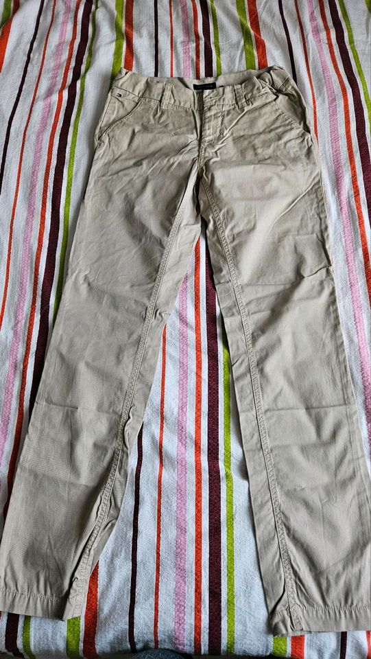 Neue Tommy Hilfiger Hose für Jungen in Altensteig