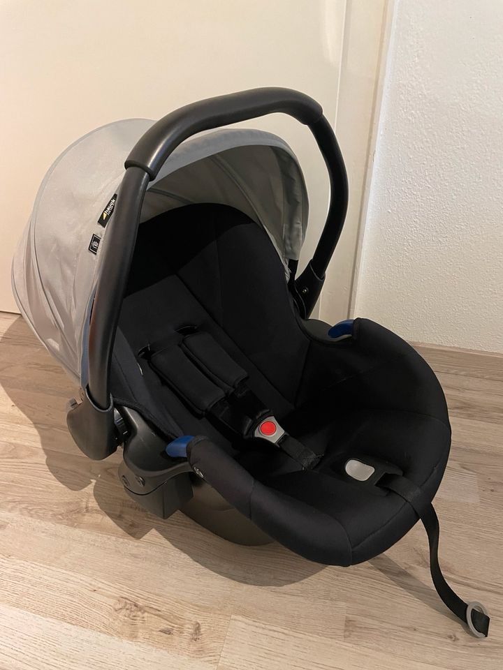 Babyschale von Hauck inkl. Isofix-Station in Bischberg