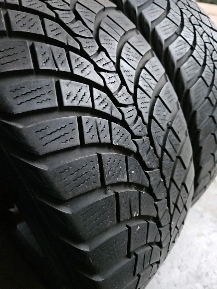 2x 235 45 R18 98V XL 7,5mm Kumho Winterreifen in Stuttgart