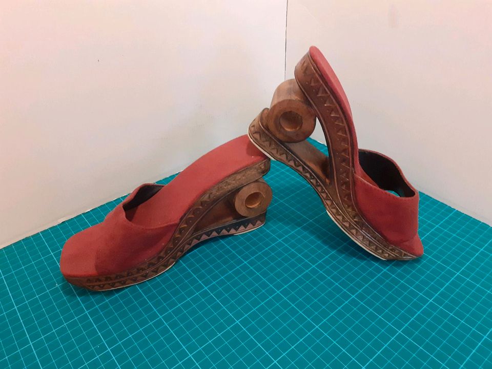 Sandalen Schuhe Clogs aus gesnitzelten Holz in Berlin