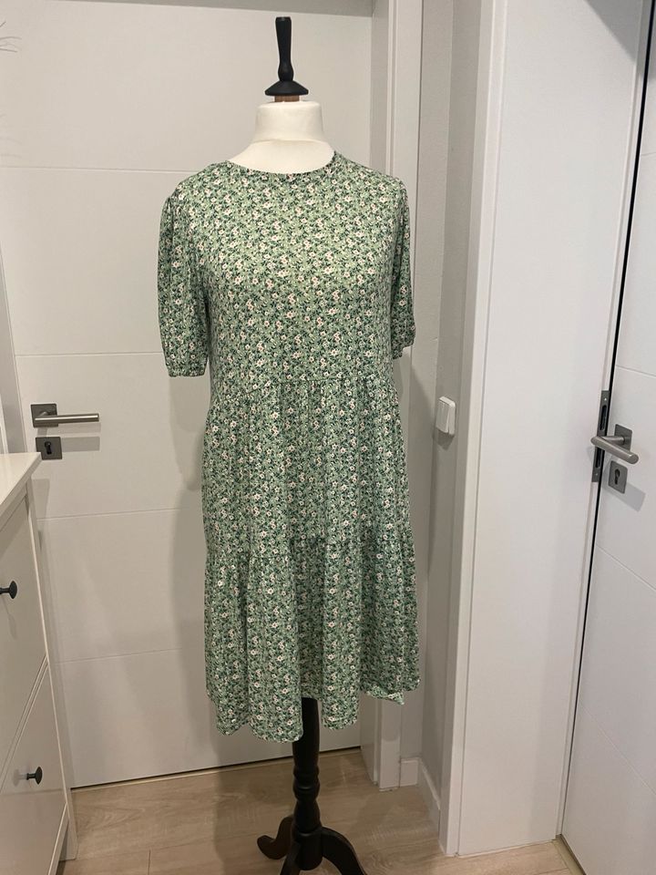Sommerliches Kleid  Größe M (40/42) in Magdeburg