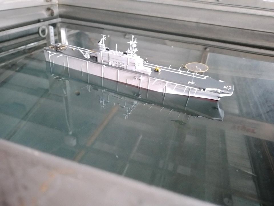 Revell Modellbausatz Tarawa Landungsschiff 1:720 gebaut in Frankfurt am Main