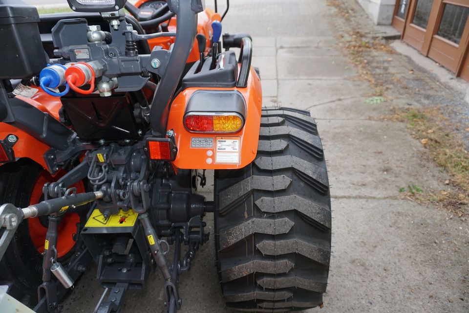 Kubota EK1-261 Allradtraktor mit Industriebereifung breit in Kreischa