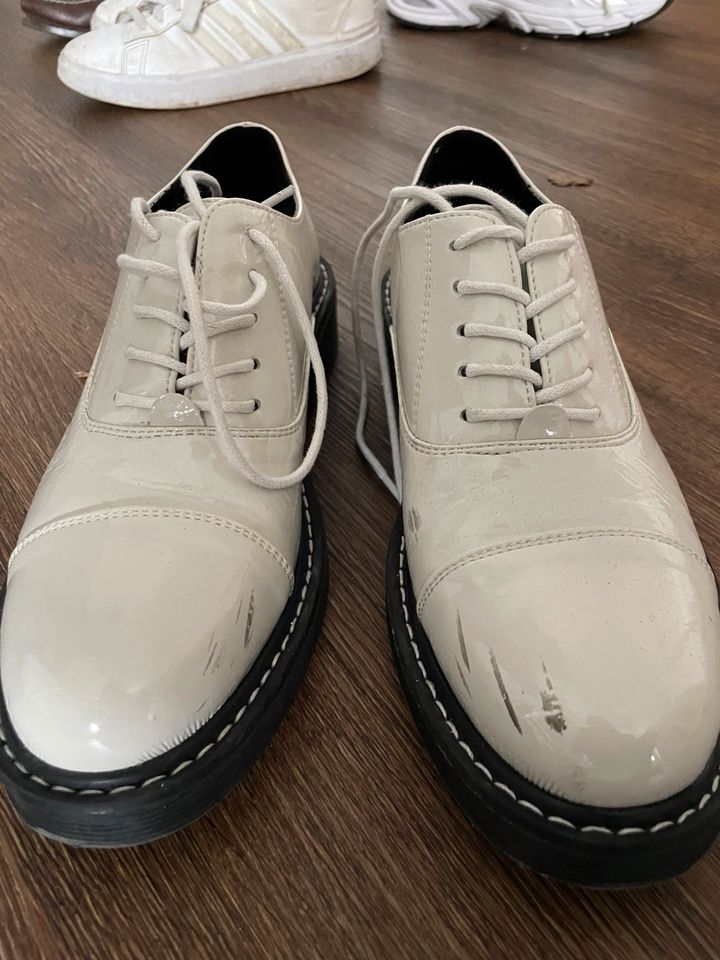 Schuhe in Lackoptik weiß in Belm