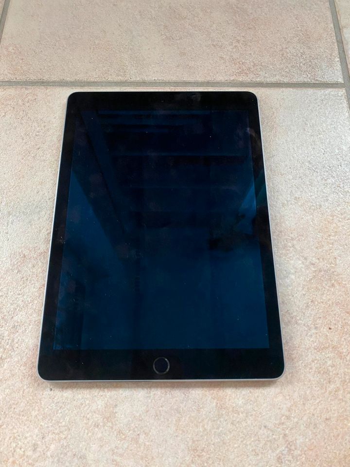 iPad Air 2 (A1566) mit 128GB inkl. Logitech Tastatur und Zubehör in St. Leon-Rot