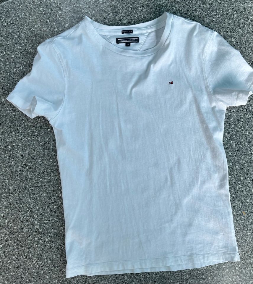 2 Tommy Hilfiger T-Shirts (schwarz und weiß) in Neufahrn