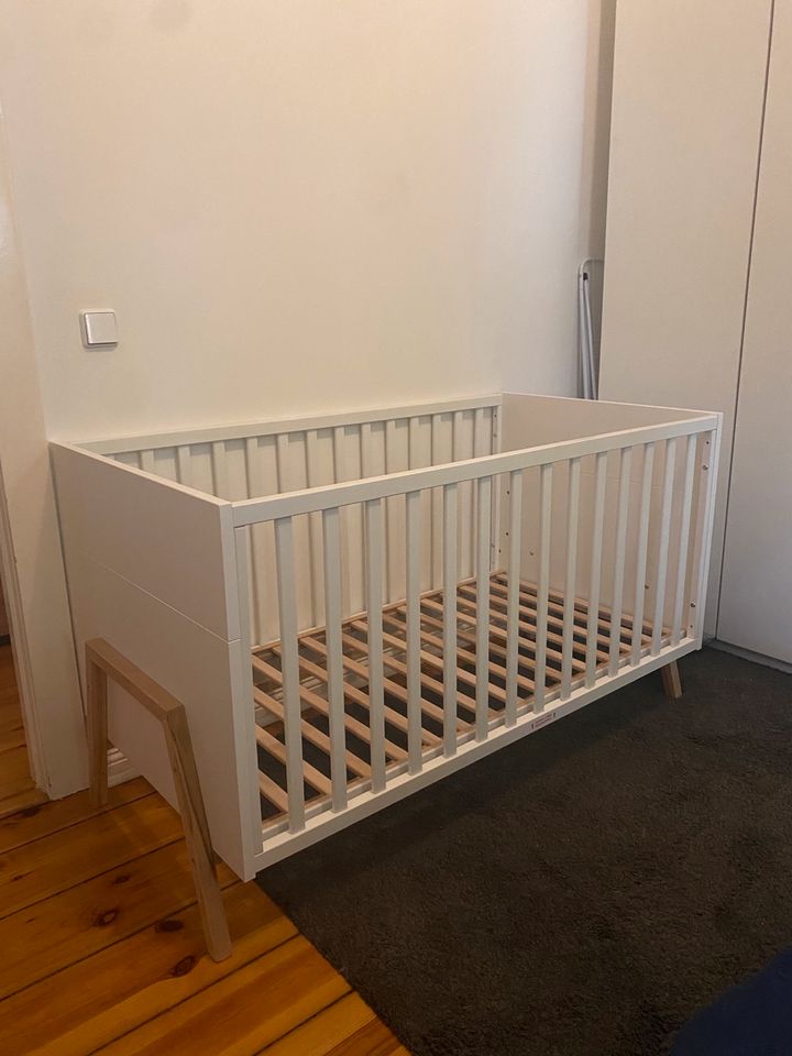 Neuwertiges Kinderbett / Juniorbett zu verkaufen / weiß / Holz in Berlin