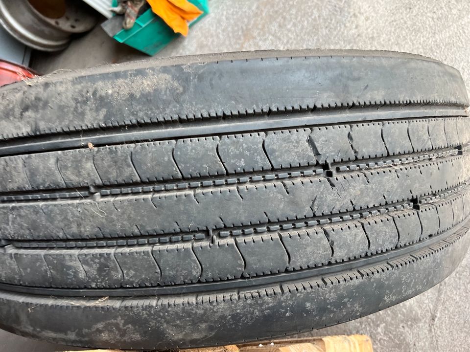 295 60 22,5 Bridgestone R249 Gebraucht in Dörth