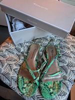 Ein Paar neue Sandalen von Tamaris, Gr 37, Schlangenoptik Leder Friedrichshain-Kreuzberg - Kreuzberg Vorschau