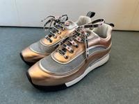 Love Moschino Gr. 39 Schuhe Sneakers Glänzend Silber Gold Berlin - Mitte Vorschau