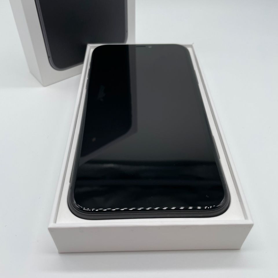 iPhone 11 schwarz 64 GB in OVP sehr gut - Gewährleistung in Saalfeld (Saale)