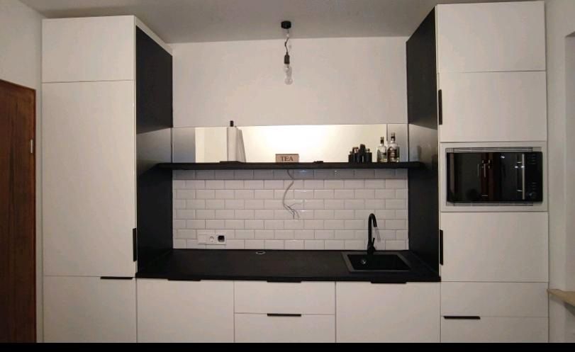 Moderne weiße Küchenzeile mit Schubladen, 320cm breit. in Kassel