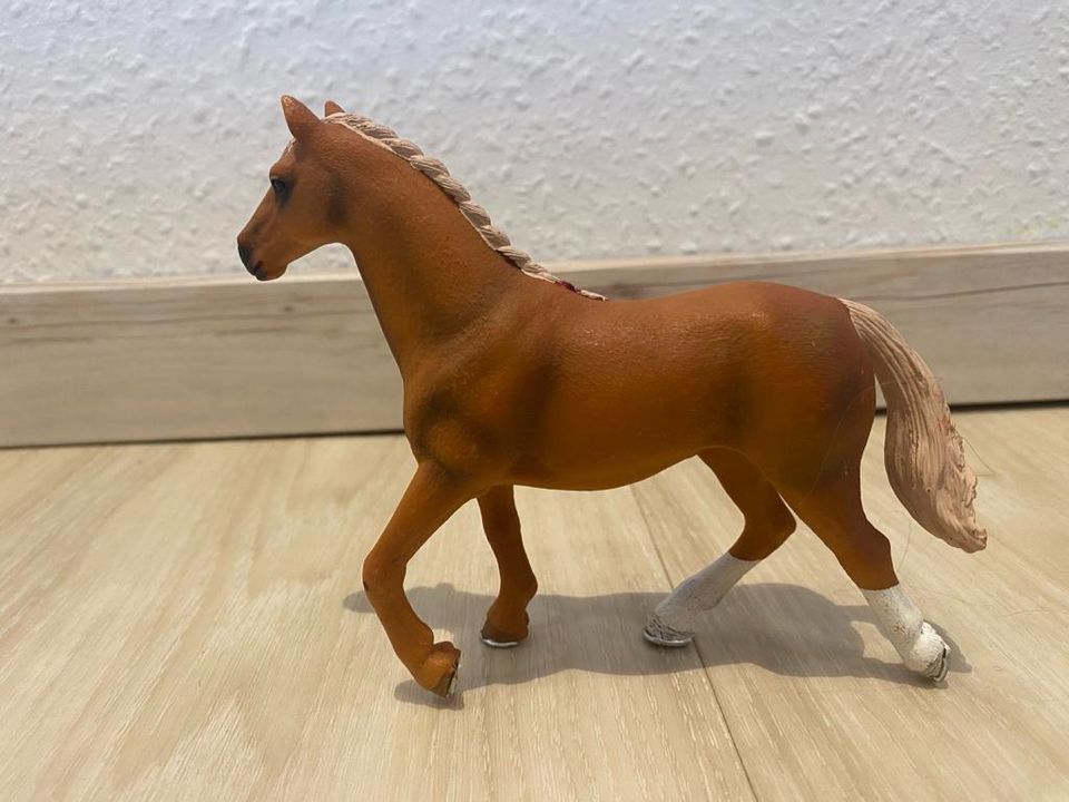 Schleich Pferd: Vollblut mit Decke in Upgant-Schott