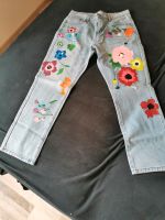 Jeans mit Blumenmuster Baden-Württemberg - Königseggwald Vorschau