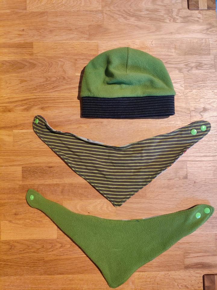 Warme Mütze mit 2 Halstüchern, Set, , Handmade, Dino, Dinosaurier in Habichtswald