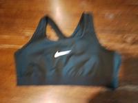 Nike Bustier Größe L Kinder  147/158 Sachsen - Hoyerswerda Vorschau