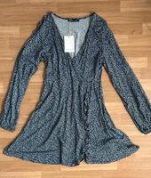 Pull & Bear Kleid Größe L Blumenmuster Berlin - Treptow Vorschau